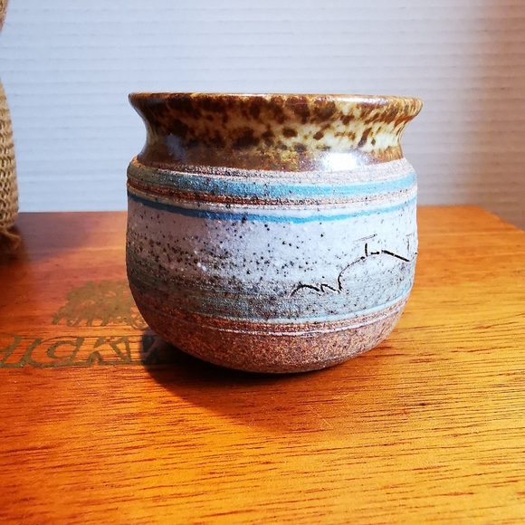 Small Striped Speckled Pottery Vase Etched with House Hills and Birds in Flight - Picture 6 of 16